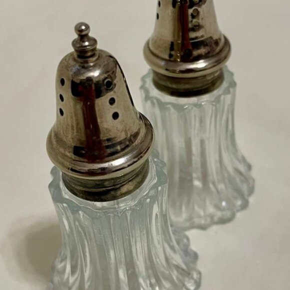 Vintage Large Fluted Glass with Silverplate Salt & Pepper Shakers โ Made in Hong - Picture 2 of 4